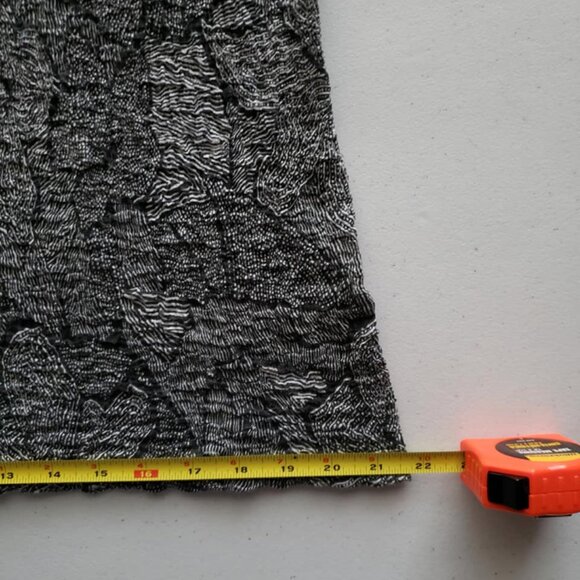 Jaclyn Smith Blouse Black White Floral Stretchy Wavy Bottom Short Sleeves Size L - Picture 12 of 12